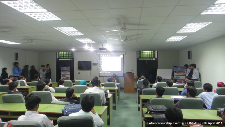 Maryam Nasim giving a talk at Comsats